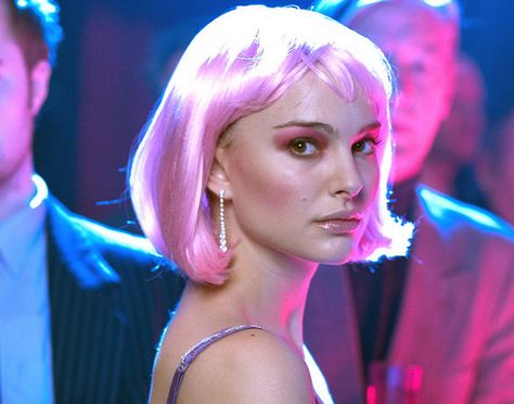 Natalie Portman - Pink wig Natalie Portman Closer, Natalie Portman Leon, Mathilda Lando, Knight Of Cups, Mike Nichols, Closer Movie, Clive Owen, Pink Wig, Liam Neeson