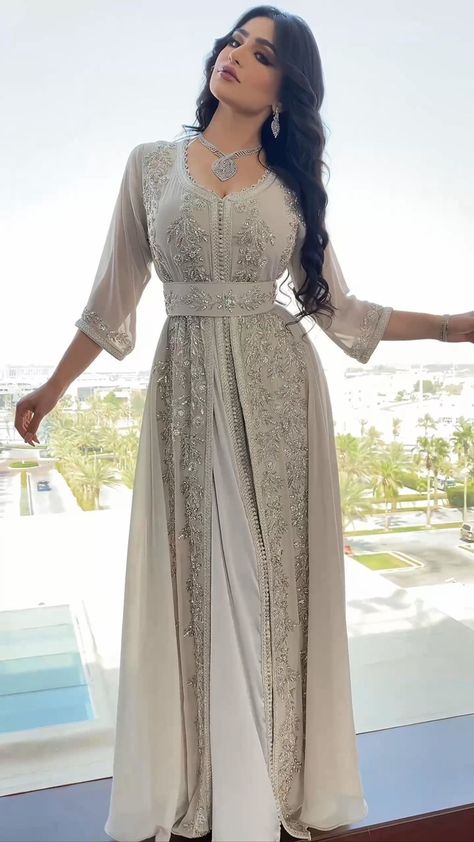 shmoukh_design on Instagram Middle Eastern Dresses Gowns, Arabian Traditional Dress, Arabic Dress Design, Arabian Dresses For Women, Arabic Fashion Women, Arab Dresses Woman, Moroccan Dress Modern, Pretty Abayas, Arab Outfit