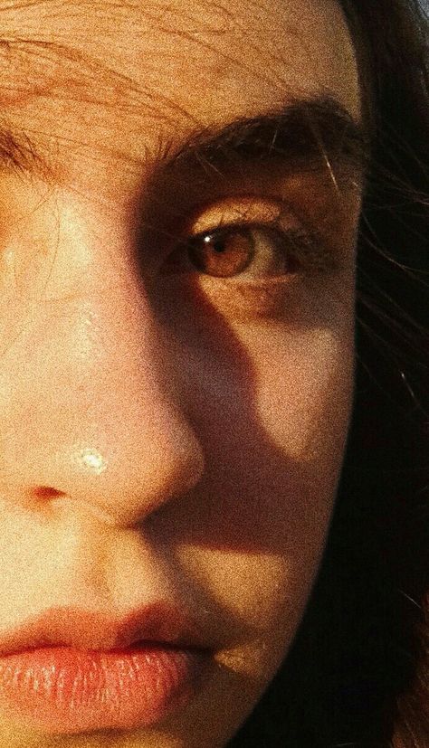 Grainy Aesthetic Honey Aesthetic Pictures, Grainy Portrait Photography, Close Ups Face, Grainy Photos Aesthetic, Upclose Photography Faces, Close Up Photography Face Aesthetic, Close Up Aesthetic Pictures, Sunlight Portrait Photography, Portrait Close Up