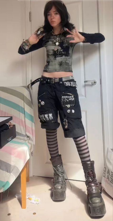 Cool Alternative Outfits, Pretty Punk Outfits, Punk Emo Fashion, Long Stockings Outfit, Scene Masculine Outfits, Punk Beach Outfit, Alt Punk Fashion, Cool Punk Outfits, Girl Punk Outfits