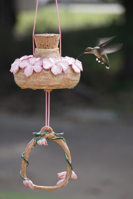 Bird Feeders Homemade, Easy Bird Feeder, Bird Feeder Hanger, Diy Hummingbird Feeder, Bird Feeder Hangers, Bird Feeder Stands, Hummingbird Swing, Bird Feeder Craft, Easy Bird