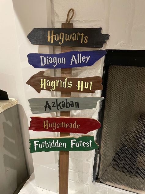 Hogwarts Inspired Decor, Deco Noel Harry Potter, Hogwart Houses, Harry Potter Halloween Decorations, Harry Potter Party Decorations, Harry Potter Christmas Decorations, Harry Potter Theme Birthday, Harry Potter Halloween Party, Candy Land Christmas Door