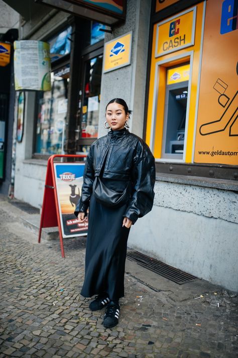 Black Berlin Style, Berlin Going Out Outfit, Winter Japan Outfits Street Style, Berlin Style Outfit, Japan Women Street Style, Berlin Women Street Style, Japan Street Style Fall, Berlin Summer Street Style, Street Fashion 2023 Winter