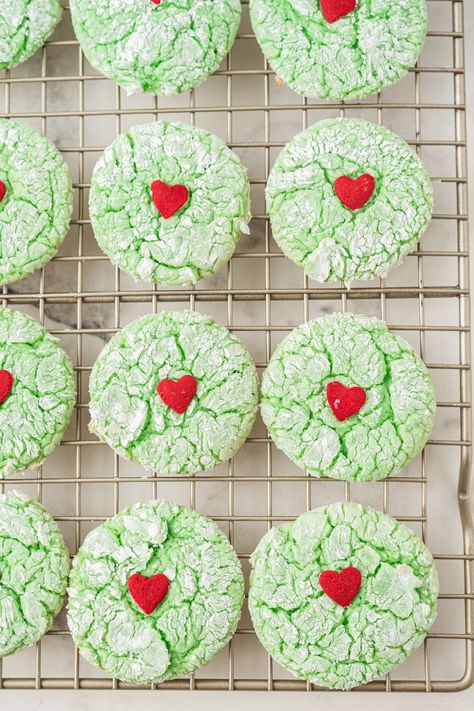 Crinkle Cookies Recipe Cake Mixes, Grinch Crinkle Cookies, Crinkle Cookies Cake Mix, Christmas Crinkle Cookies, Krispie Treats Christmas, Grinch Cake, Cool Whip Cookies, Cake Mix Cookie, Grinch Cookies