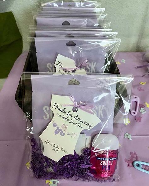 41 Baby Shower Favors That Your Guests Will Love | Page 4 of 4 | StayGlam Perlengkapan Bayi Diy, Imprimibles Baby Shower, Baby Shower Favours For Guests, Baby Shower Gifts For Guests, Shower Prizes, Baby Shower Favors Diy, Baby Shower Favours, Baby Shower Gift Bags, Baby Shower Prizes