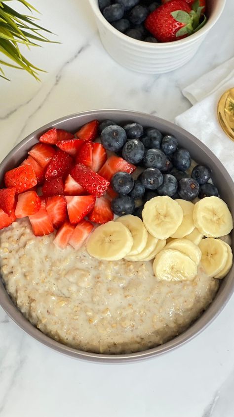 Oats Fruit Bowl, Healthy Breakfast Bowls Oats, Oats With Fruits, Oats And Fruits Bowl, Porridge Toppings Healthy, Oats Bowl Breakfast, Oatmeal Fruit Bowl, Porridge Bowl Aesthetic, Porage Bowl