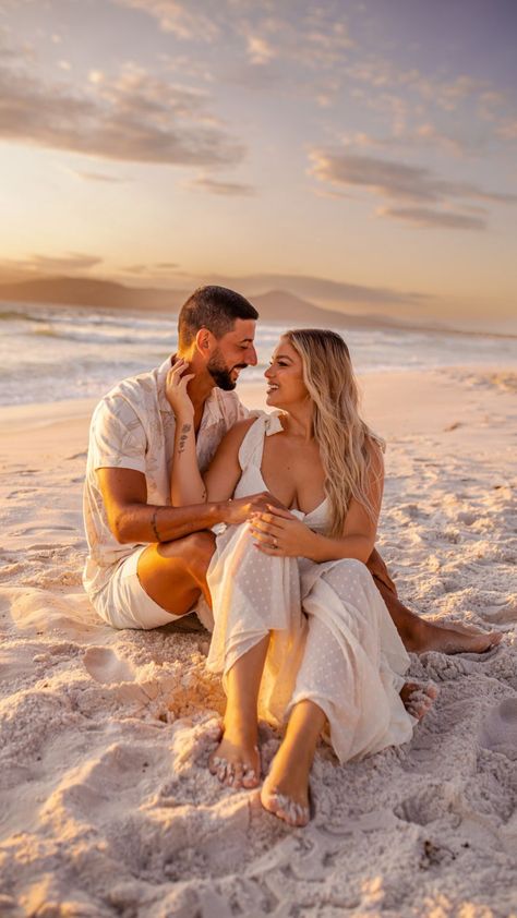 Engagement Photo Shoot Beach, Wedding Pictures Beach, Pre Wedding Photoshoot Beach, Beach Wedding Pics, Engagement Pictures Beach, Couples Beach Photography, Couple Beach Pictures, Wedding Fotos, Couple Beach Photos