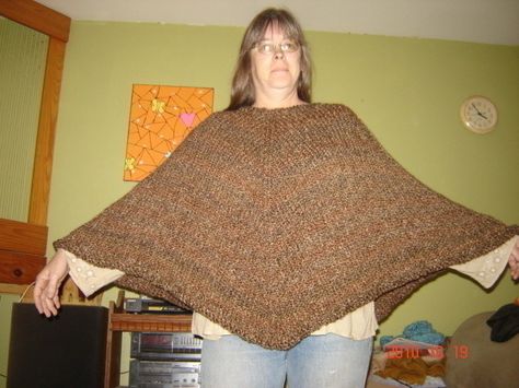 Ponchos, No Sew Fleece Poncho, Knitted Poncho Patterns Free, How To Make A Poncho, Make A Poncho, Easy Poncho Knitting Pattern, Chunky Knit Sweater Pattern, No Sew Fleece, Fleece Poncho