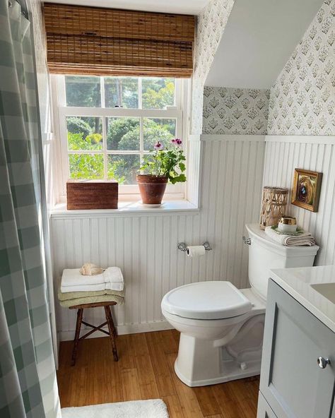 Sunny Bathroom, Beadboard Walls, Cottage Style Bathrooms, Bead Board Walls, Bring It Back, Cottage Bathroom, Decoration Inspiration, Bring It, Bathroom Styling