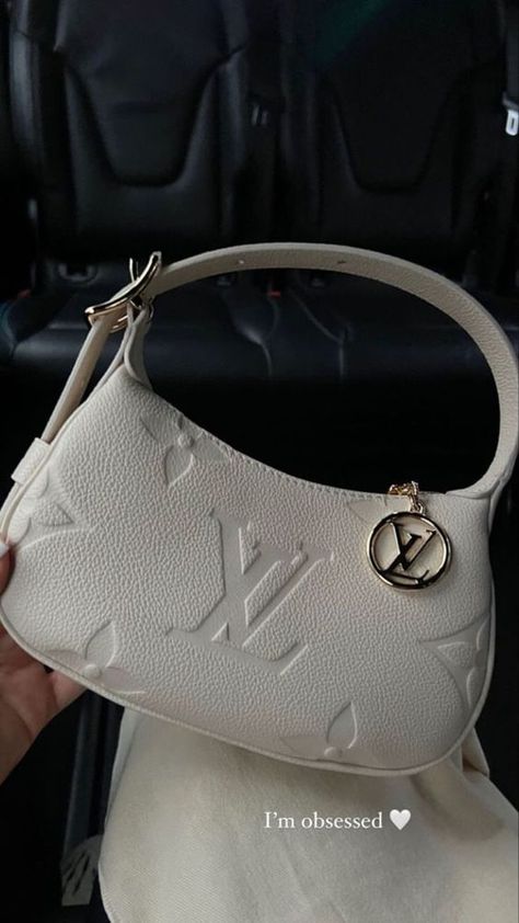 Luxury Bag Aesthetic, Sac Louis Vuitton, Trendy Purses, Luxury Bags Collection, Dr Shoes, Handbag Essentials, Girly Bags, Fancy Bags, Girly Accessories