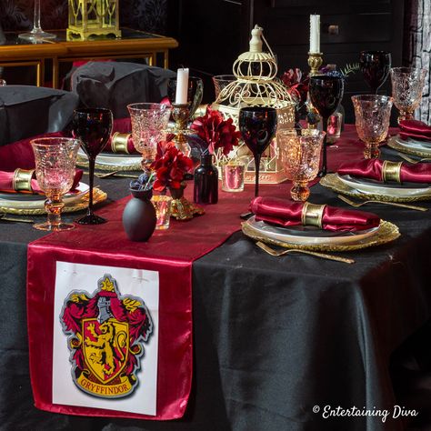 Use these great Harry Potter table decor ideas to create gorgeous Gryffindor, Slytherin, Hufflepuff and Ravenclaw house tablescapes. Harry Potter Christmas Dinner Table, Harry Potter Banquet, Harry Potter Table Decor, Harry Potter Table Decorations, Harry Potter House Colors, Harry Potter Table, Harry Potter Party Decorations, Harry Potter Theme Birthday, Harry Potter Printables Free