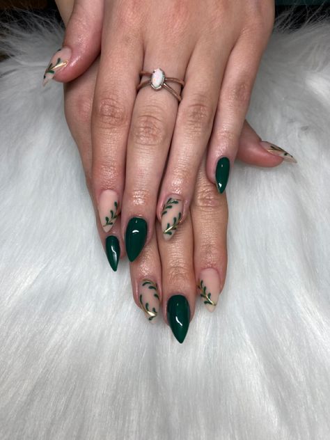 Short Almond Dark Green Nails, Elegant Emerald Green Nails, Simple Dark Green Nail Designs, Deep Green Acrylic Nails, Emerald Green Nail Designs Simple, Emerald Green Nails With Design, Hoco Nails For Emerald Green Dress, Emerald Gel Nails, Dark Green Design Nails