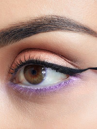 Colored Under Eyeliner, Undereye Eyeshadow Tutorial, Pink Under Eyeliner, Purple Under Eyeliner, Purple Undereye Makeup, Color Under Eye Make Up, Purple Under Eye Makeup, Simple Purple Eyeshadow, Eyeshadow Under The Eye