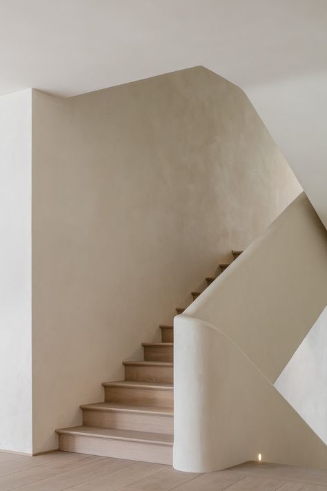 Limewash Staircase, Minimal Staircase, Minimal Stairs, Curved Interior, Concrete Staircase, Casa Clean, Staircase Wall, Stairway Design, Concrete Stairs