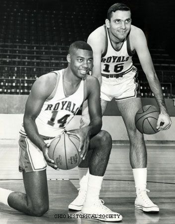 The "Big O" & Jerry Lucas Los Angeles, Jerry Lucas, Oscar Robertson, Big O, Basketball Photography, Nba Legends, Basketball Leagues, Nba Stars, Sports Hero