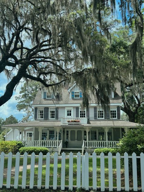 Georgia Southern Aesthetic, House In Georgia, Georgia Low Country, Savannah Ga Homes, Georgia United States, Southern States Aesthetic, Georgia State Aesthetic, Old Southern Aesthetic, Southern America Aesthetic