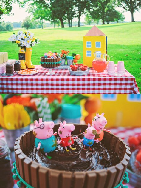 Peppa Pig Birthday Party Props, Peppa Pig Birthday Decor, Peppa Pig Birthday Party For Boys, Pepa Pig Birthday Decoration, Pepa Pig Birthday Cake, Peppa Pig 3rd Birthday Party, Peppa Pig Birthday Cakes, Peppa Pig Party Food, Peppa Pig Party Ideas