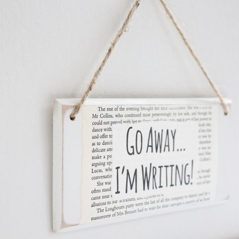 Authors Office Work Spaces, Writer Office Ideas, Writer Room Decor, Writers Office Ideas, Writing Nook Writers Work Spaces, Authors Office, Writing Space Inspiration, Writer Studio, Writers Office