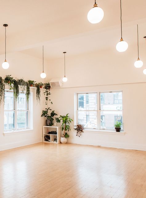 Workout Studio Home, Dream Yoga Studio, Cool Yoga Studio, Home Dance Studio Aesthetic, Dance Room In House Aesthetic, Aesthetic Yoga Studio, Wellness Studio Design, Pilates Room In Home, Home Dance Room