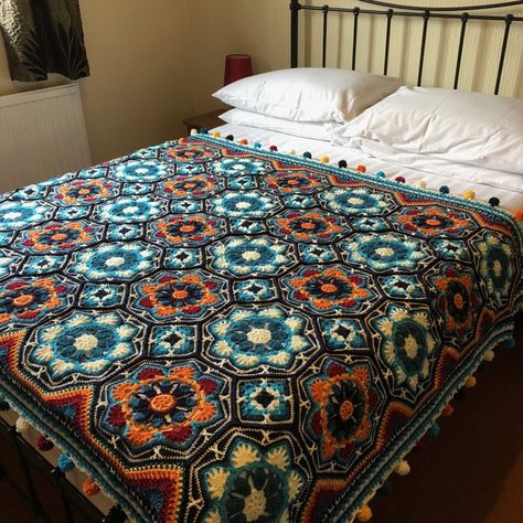 Persian Tiles Crochet, Persian Tiles, Tiles Uk, Throw Crochet, Plaid Crochet, Poncho Design, Bed Throw, Crochet World, Shirt Bag