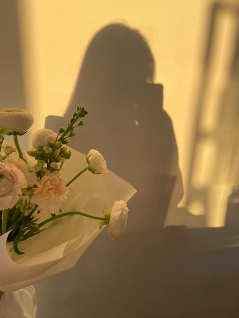 Flower Aesthetic Profile Picture, Messy Bun Aesthetic Faceless, Faceless Aesthetic Pictures, Female Aesthetic Faceless, Aesthetic Flower Pics, Shadow Flower, Faceless Aesthetic, Faceless Instagram, Travis Scott Wallpapers