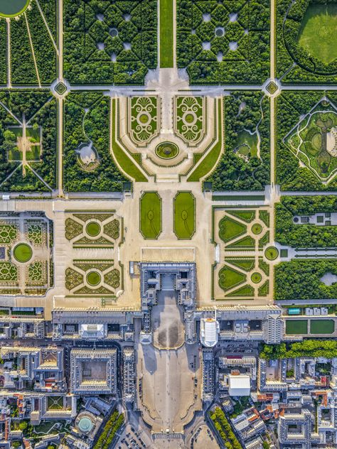 Castle House Design, Versailles Garden, Versailles France, Palace Garden, Garden Design Plans, Palace Of Versailles, Landscape Architecture Design, Castle House, Dream House Exterior