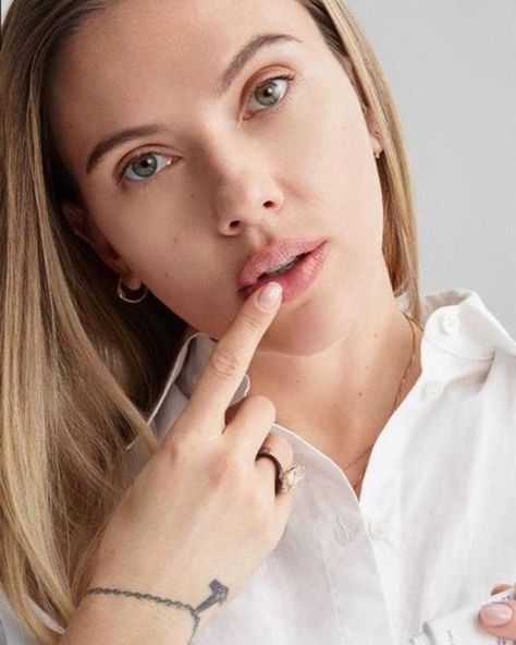 The Outset Scarlett, Rose Wilson, The Outset, Black Widow Natasha, Scarlet Johansson, Esquire Magazine, Scarlett Johanson, Influential Women, Skin Care Brands