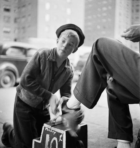 24 Stunning Photographs Taken by Stanley Kubrick That Capture Street Scenes of New York City in the 1940s ~ vintage everyday Stanley Kubrick Photography, Kubrick Photography, Famous Directors, Ville New York, Bad Week, Research Writing, Space Odyssey, Stock Charts, Google Trends
