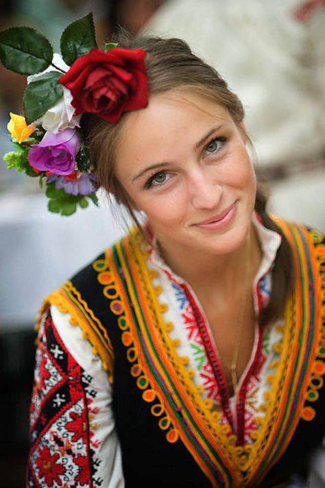 These are the 10 sexiest countries in the world World Cultures, Bulgarian Women, Foto Tips, Folk Costume, People Of The World, 인물 사진, Macedonia, Beautiful Smile, Slovenia