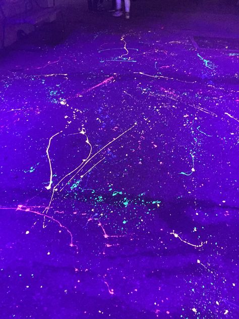 Glow In The Dark Asthetics, Glowstick Aesthetic, Glow In The Dark Aesthetic, Glow In The Dark Background, Glow In The Dark Wallpaper, Dark Purple Paint, Glow Aesthetic, Euphoria Aesthetic, Glow Birthday Party