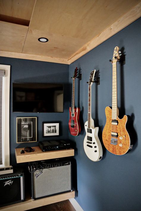 Studio Guitar Room, Man Cave Music Room, Office Guitar Room, Home Office With Guitars, Home Office Guitar Room, Bedroom Music Corner, Bedroom Guitar Setup, Guitar Home Studio, Music Studio Ceiling