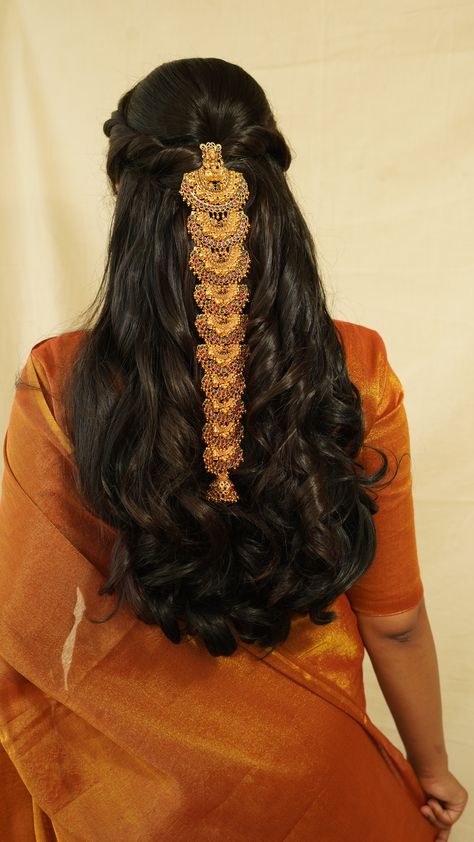 Bridal Gajra Hairstyle, Indian Hairstyles Women, Traditional Hairstyle Indian, Traditional Dresses Hairstyles, Flower Braid Indian, Indian Hair Flowers, Desi Wedding Hairstyles For Long Hair, Hairstyles With Jhumar, Hairstyles For Traditional Saree