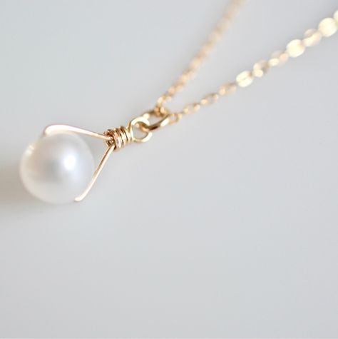 Simple genuine single pearl drop necklace. Stunning, understated elegance. Beautiful alone or layered. Each piece is made with love, one at a time...just for you! D E T A I L S: * Made to order at the length you choose * Gorgeous, genuine white freshwater measures 6.5 - 7.5mm * 100% 14k gold fill, or sterling silver chain & components * Beautiful dainty chains H A N D M A D E * W I T H * L O V E - All items are hand-crafted with love in our happy Walnut, California studio. - We use the highest q Pearl Necklace Real, Diy Pearl Necklace, Pearl Necklace Freshwater, Pearl Drop Pendant, Simple Pearl Necklace, Single Pearl Necklace, Real Pearl Necklace, Pearl Drop Necklace, Umbrella Art