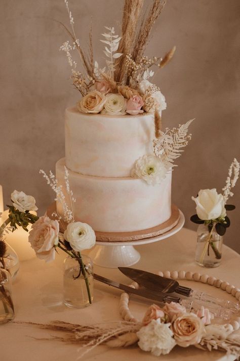 Boho Wedding Cake Blush Pink, Boho Chic Cake Ideas, Wedding Cake Boheme, Bohemian Cake Ideas, Pampas Wedding Cake, Boho Wedding Cake Table, Boho Style Cake, Boho Chic Cake, Cake Table Decorations Birthday