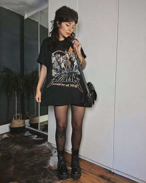 Band Shirt Outfits Fall, Band Tshirt Dress Outfit, 90s Dress Grunge, Metallica Tshirt Outfits, Tights And Tshirt Outfits, Vintage Rocker Style, Punk Rock Show Outfit, Grunge Tshirt Outfits, Metalica Concert Outfits