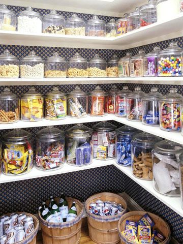 Love these glass canisters! Looks like a candy store! Also would love some baskets to store potatoes and onions Organising Ideas, Beautiful Pantry, Ideas Para Organizar, Butler's Pantry, Pantry Storage, Organizing Ideas, Kitchen Organizing, Pantry Organization, Kitchen Pantry