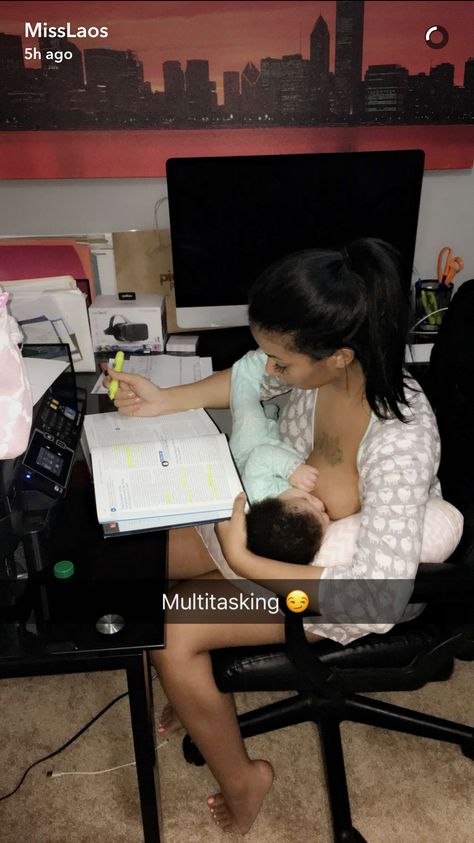 Mom Breastfeeding Baby Aesthetic, Mommy Life Pictures, Mommy Goals Aesthetic, Labor Pictures, Pregnancy Belly Photos, Mommy And Baby Pictures, Baby And Mom, Pretty Pregnant, Moms Goals