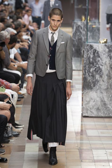 See the complete Thom Browne Spring 2018 Menswear collection. Boys In Skirts, Guys In Skirts, Men Wearing Skirts, Gender Fluid Fashion, Skirt Inspiration, Man Skirt, Business Skirt, Androgynous Fashion, Menswear Fashion Show