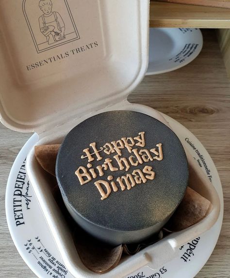 Harry potter font cake, black harry potter cake From essentials.treats on insta Bento Cake Harry Potter, Pasteles Harry Potter, Bolo Do Harry Potter, Harry Potter Cakes Birthday, Pastel Harry Potter, Harry Potter Theme Cake, Black Harry Potter, Bolo Harry Potter, Birthday 16