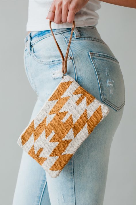 You'll be ready for your everyday outings with our new wristlet! This light brown and cream Aztec inspired wristlet is just what you need for your upcoming casual outings. Flannel Blouse, Flannel Sweatshirt, Blouses Vintage, Dangle Necklaces, Aztec Pattern, Top Graphic Tees, Summer Bags, Leather Pulls, Vintage Sweatshirt