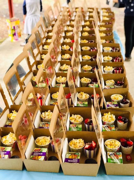 How To Keep Kids Engaged In Wedding Ceremonies Kids Party Menu, Kue Disney, Kids Party Boxes, Party Lunch Boxes, Party Food Boxes, Childrens Party Food, Lunch Box Idea, Movie Night Birthday Party, Lunch Party