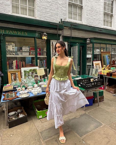 10 Stylish Ways To Wear A White Maxi Skirt Long Ruffle Skirt Outfit, Tiered Skirt Outfit, Top Outfit Ideas, East Side New York, Casual Gowns, White Maxi Skirt, White Long Skirt, 2024 Outfits, White Midi Skirt