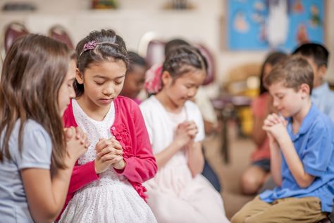 These fun prayer activities and games will help you teach kids in a way that makes sense to them. These can be taught in Sunday school or at home. Sunday School Games, Children Praying, Kids Background, Sunday School Teacher, Prayers For Children, Good Prayers, Worship Music, School Pictures, Childrens Church