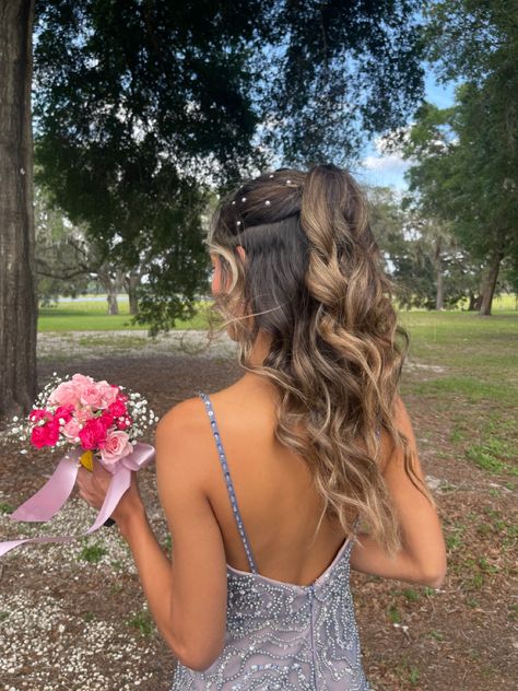 Grad Hairstyles Down, Hairstyles For A Dress, Beach Waves Hair Styles, Slick Back Hairstyles Prom, Grad Hair Ideas, Jazz Hairstyles, Dance Hairstyles Dancers, Hairstyles For Long Curly Hair, Gala Hair