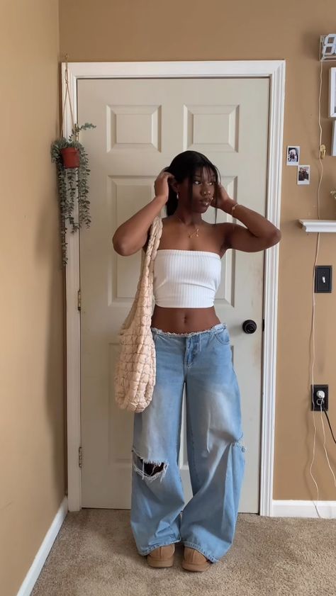 Clean Jeans Outfit, Sweater With Jorts, 90s Comfy Outfits, Summer Inspo Outfits 2024, Baggy Comfy Outfits, Outfit Inspo Summer Black Women, Back To School Outfits Highschool Summer, Sneaky Link Outfits, Honey Daniels Outfit