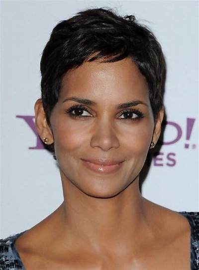 Halle Berry Short Pixie Hairstyle - Hairstyles Weekly Halle Berry Short Hair, Halle Berry Pixie, Girls Pixie Haircut, Halle Berry Hairstyles, Celebrity Pixie Cut, Women Pixie Haircut, Haircuts For Girls, Women Pixie Cut, Pixie Cut Styles