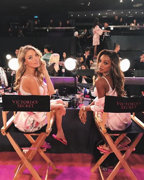 Victoria's Secret Fashion Show 2017: See the Best Backstage Instagram Moments From Lily Aldridge, Taylor Hill, And More Photos | W Magazine Vs Models Aesthetic, Viktoria Secret, Jasmin Tookes, Airport Attire, Victoria's Secret Aesthetic, Victory Secret, Drømme Liv, Fashion Dream Job, Victoria Secret Model
