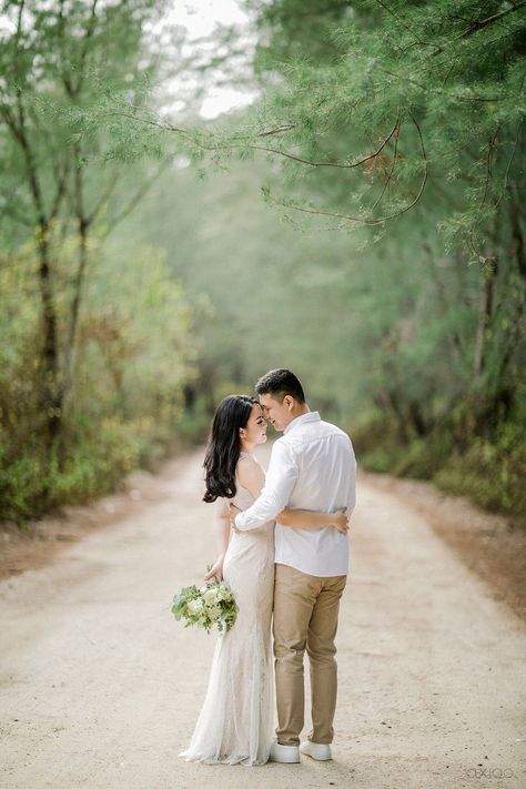 Prenup Wedding Photoshoot, Wedding Prenup Photoshoot Ideas, Outdoor Wedding Photography Poses, Pre Wedding Outdoor Photoshoot, Wedding Esthetic Ideas, Prenup Photoshoot Ideas Outdoor, Korean Wedding Photography Outdoor, Outdoor Prewedding Photography, Wedding Photoshoot Outdoor