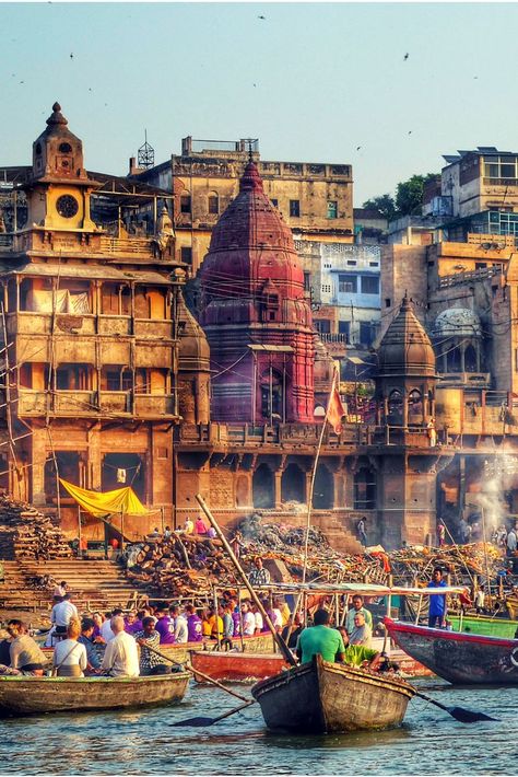 An ancient city on the shores of the Ganges, it is a religious centre for Hindus and tourists alike to visit and see the culture Varanasi, Incredible India, Travel Cheap Destinations, Amazing India, India Photography, India Culture, Visit India, Destination Voyage, Cheap Travel