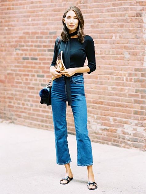 Don't miss out on this hot denim trend! Cropped Jeans Outfit, Mum Style, Flare Jeans Outfit, Jean Outfit, Jeans Trend, Wife Style, Look Jean, Kick Flare Jeans, Mode Jeans